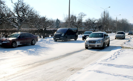 Нікопольські дороги готують до зими: управління благоустрою придбало протиожеледні матеріали