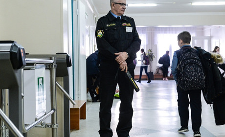 Хто відповідальний за охорону у школі