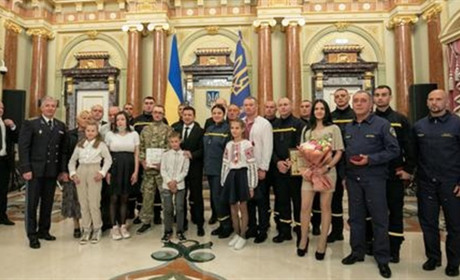 Лауреати Всеукраїнської акції "Герой-рятувальник року" отримали нагороди від Глави Держави