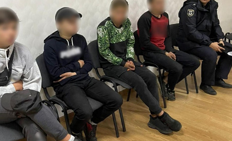Компанія хлопців від 15 до 22 років вдерлася до оселі пенсіонерки. Жінку побили та пограбували