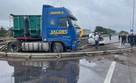 На Рівненщині сарненчанин на фурі зіткнувся з автомобілем патрульних