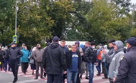 У Дубівцях люди перекрили трасу, утворився великий затор