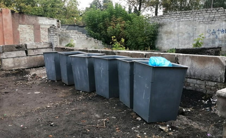 В Попасной устанавливают баки для сбора мусора