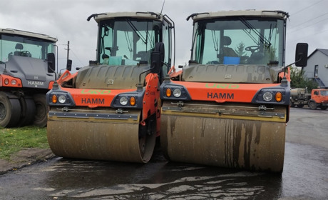 Дорожники стелять другий шар асфальту на головній вулиці Бару