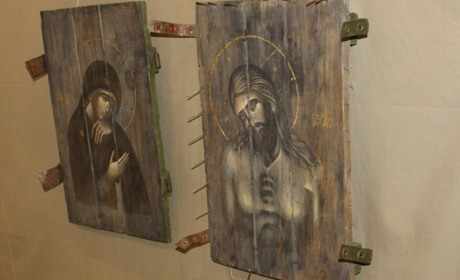 Ікони на ящиках з-під набоїв: у Славуті відкрито унікальну виставку мовчазних "свідків війни"