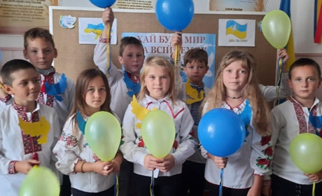 Коли мир, то це і є найбільше щастя на світі: у Пашковецькому НВК провели флешмоб і ярмарок