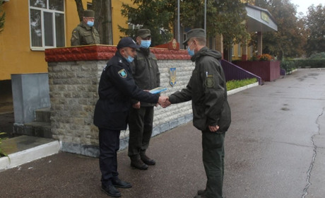Кінолог Нацгвардії разом із своїм чотирилапим помічником затримав крадія чавунного паркану парку