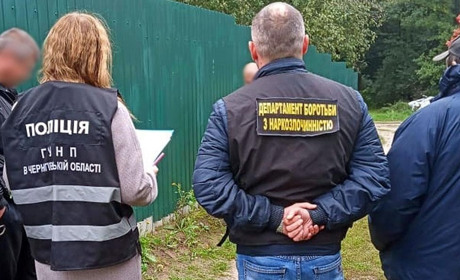 На своїй дачі чоловік вирощував коноплі. За цінами чорного ринку знайдене оцінили у мільйон гривень