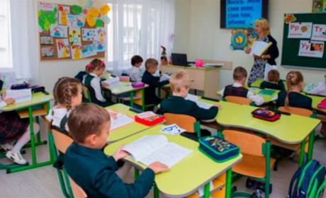 Молодші класи та дитячі садочки не закриватимуть на карантин, але запровадять обов’язкову вакцинацію