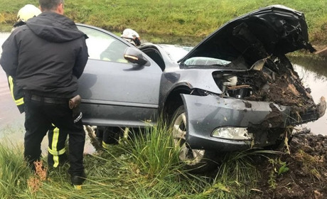 На Чернігівщині автівка влетіла в меліоративний канал. Один із пасажирів загинув