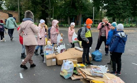 Як у колишні часи: учні першої школи збирали макулатуру, щоб допомогти навчальному закладу