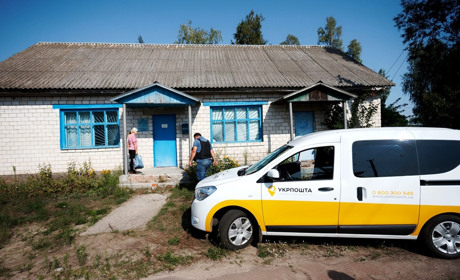 Підвозитимуть пенсію та газети до осель: на Харківщині запрацюють 117 пересувних поштових відділень