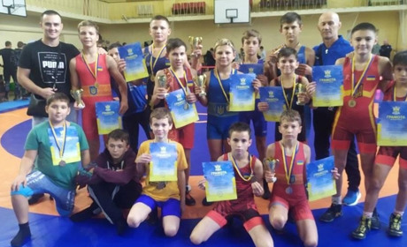 Фото дня: юні лозівські спортсмени привезли чергові нагороди з чемпіонату з вільної боротьби