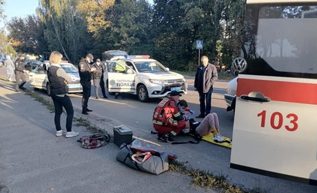 У школярки, яку автівка збила на Кільцевій, закритий перелом правої плечової кістки