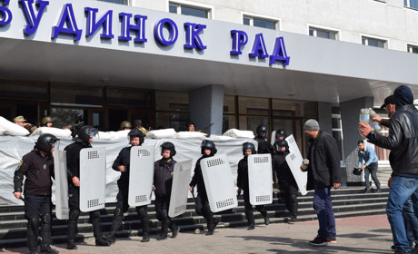 У Новограді невідомі штурмували міську раду: в чому справа