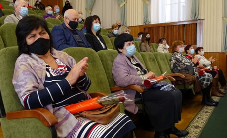 Фото дня: у Лозовій старше покоління привітали з Днем людей поважного віку та Днем ветеранів