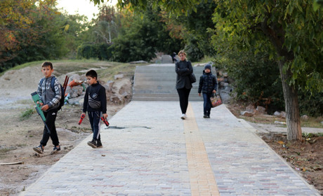 Триває капітальний ремонт пішохідної зони поблизу СЗШ № 3: дивись фото