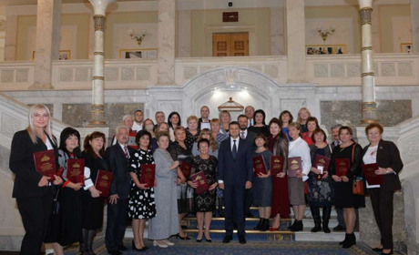 Вчителька Старокостянтинівського ліцею отримала премію Верховної Ради