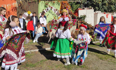 Греко-католики у родинному колі вітали осінь: пісні, яскраві локації та щедре пригощання