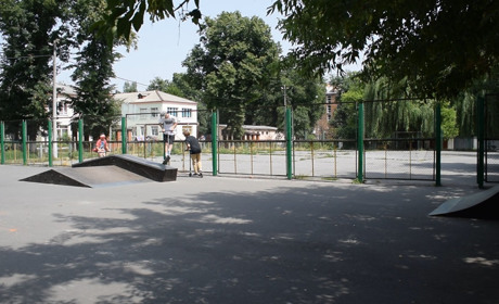 Екстремали в Новограді. Як в місті розвивається стріт-катання