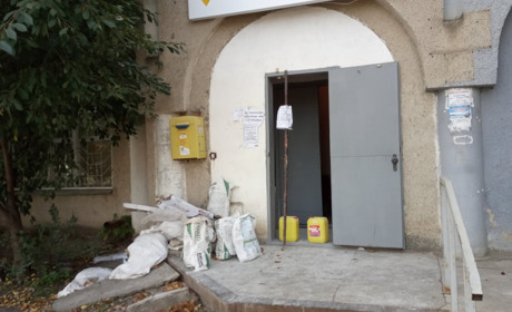 У Первомайску ремонтують відділення «Укрпошти» на Достоєвського: як отримати відправлення. Фотофакт