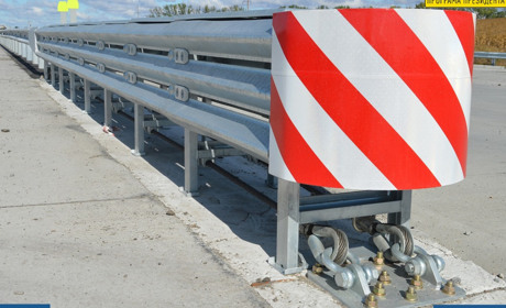 На дорогах Полтавщини встановлюють демпферні системи для мінімілізації наслідків ДТП