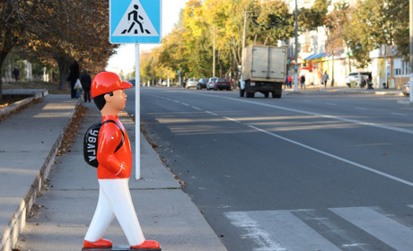 Біля пішохідного переходу поруч зі стадіоном «Електрометалург» встановили фігурки школярів