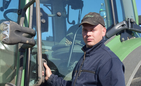 "Робота в полі триває цілодобово": розповідь тракториста-механізатора Сергія Лук'янця