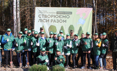 На Шосткинщині лісівники зі школярами висадили ліс
