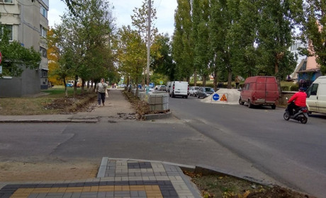 Троянди, тротуари, ліхтарі. Благоустрій вул. Дружби Народів треба робити в комплексі