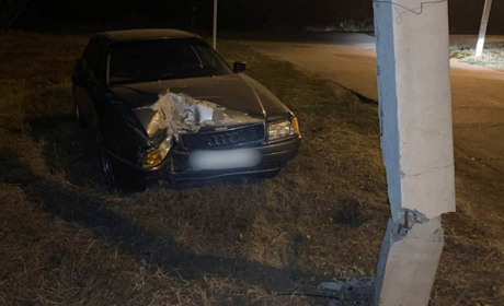 В Измаиле пьяный водитель на AUDI снес электроопору