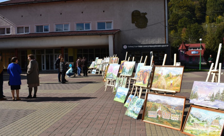 Фоторепортаж із місця події: у Рахові відкрили художню виставку