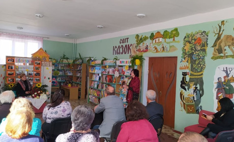 У бібліотеці презентували першу прозову збірку Лариси Сай «Тріснутий коровай»