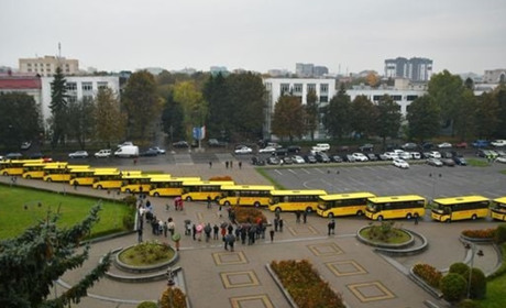 Які громади Вараського району отримали 6 нових шкільних автобусів?