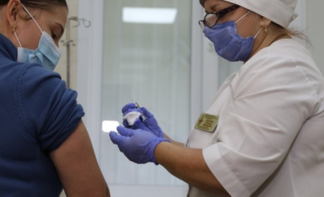 Вакцина є, місць в лікарнях та лікарів вже немає: в Запорізькій ОДА описали ситуацію з COVID-19
