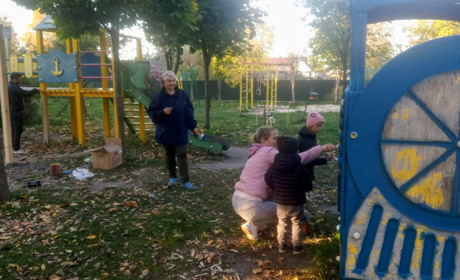 Жителі громади допомогли пофарбувати відновлені конструкції дитмайданчика