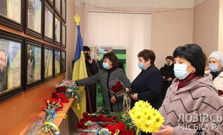 Фото дня: у Лозовій вшанували захисників та захисниць України
