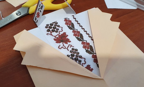 Як в Троїцькому ТатоHub діти зробили для батьків в подарунок листівки-вишиванки