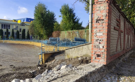 В Барі ведуться підготовчі роботи до капітального ремонту стадіону: валять старі конструкції