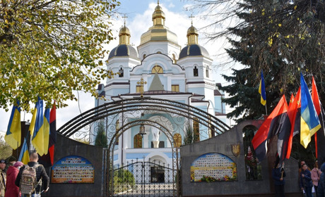 Покладання квітів і відкриття меморіальної дошки: День захисників і захисниць у Новограді