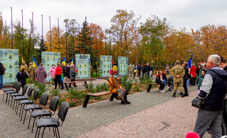 У Нікополі, в центрі міста відкрили Алею слави Героїв АТО: подробиці
