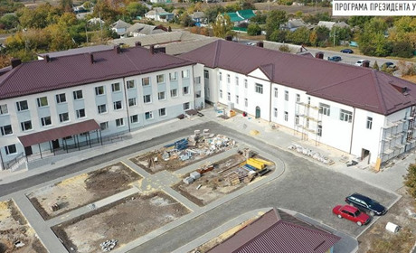 Фото дня: у Близнюках закінчують ремонт головного корпусу та харчоблоку ЦРЛ