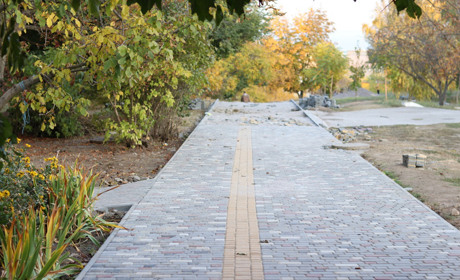 Як триває процес капітального ремонту пішохідної зони біля СШ № 3: фото