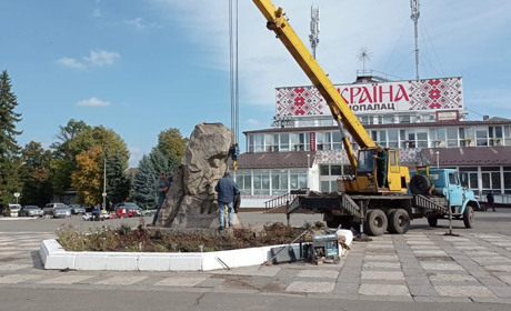 На центральній площі у Первомайську 15 жовтня демонтують постамент. Оновлено
