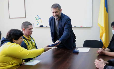 Наталія Олійник та її тренер Андрій Івженко отримали нагороди від очільника Луганської області