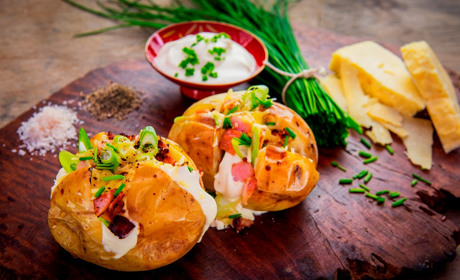 Секрет – у сирі та помідорах: нестандартна ідея, як запекти картоплю