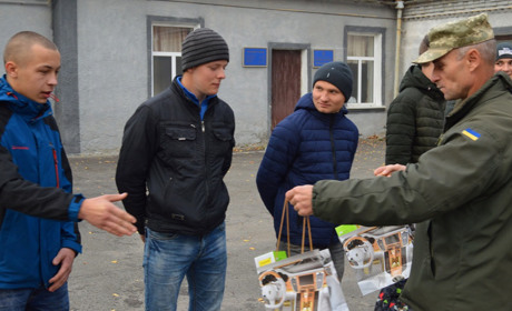 В Барі 10 призовників проводжали на строкову військову службу