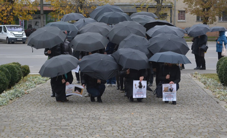 З парасольками та без дощу: у Старокостянтинові провели акцію
