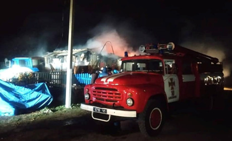 Нічна пожежа: на Лозівщині рятувальники більше трьох годин боролися з вогнем у приватному будинку