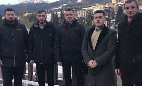 "Батько наш Бандера": пісня, яка б'є рекорди, записана у Новицькій громаді, вдома в о. Василя Мотики